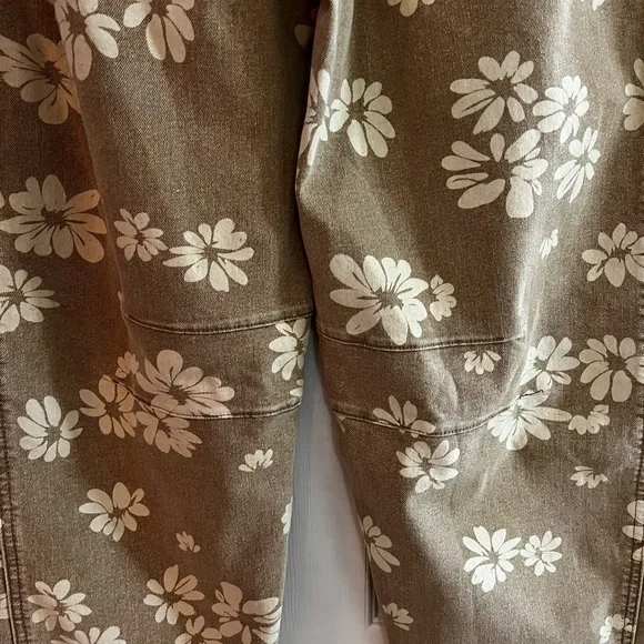 Loving/women’s NWT Floral High Rise Barrel Denim Jeans - Tan Size S - Picture 11 of 13